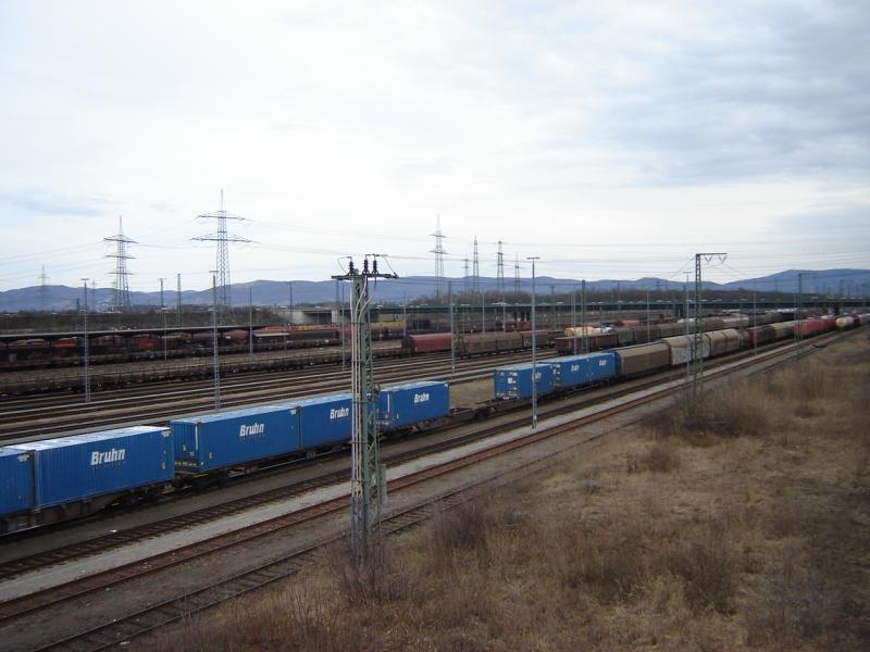 zu sehen die Gruppe H und die Gruppe D des Mannheimer Rangierbahnhofs am 19.02.2006
(Richtung Heidelberg)