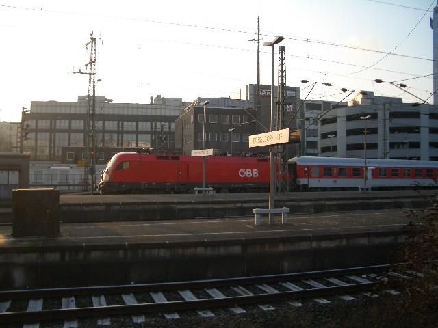 Zu sehen ist hier der Taurus.
Er ist gerade in Dsseldorf mit einem Autoreisezug angekommen.
Nhere Infos kann ich nicht geben, da es nur ein Schnappschu war.
Das Bild entstand am12.03.06