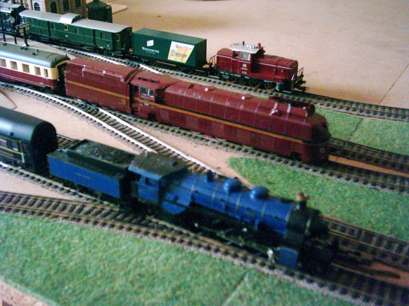 Zu sehen sind hier zum einen die: Knig Ludwig S3/6  auf Glei5 im Vordergrund,das Original fristet in  Nrdlingen im Rie  ihrem dasein!Dahinter,auf Glei3,steht ein echtes Schmankerl,nmlich die: BR 05.001! Sie wahr relativ lange im Dienst erst in den 80er Jahren setzte man sie auer Dienst,der  ICE  kam!Zu bestaunen ist sie heute im: Verkehrsmuseum-Nrnberg ! Als dort der groe Brand wtete hatte sie wohl Glck und blieb von den Flammen weitestgehend verschont im Gegensatz zum: Adler ,er wurde vllig vernichtet aber wieder aufgebaut!Wertvolle Schtze der Bahngeschichte gingen unwiederbringlich verloren!Auf Glei1 sehen wir eine Diesellok,das ist die: BR261.199-3 ,eigendlich eine Rangierlok! Diese ist etwa 30Jahre alt und ist eine absolut zuverlssige Maschine! Nochimmer dreht sie ihre Runden auf meiner Anlage ohne des Arbeitens mde zu werden!Respekt an  Fleischmann 