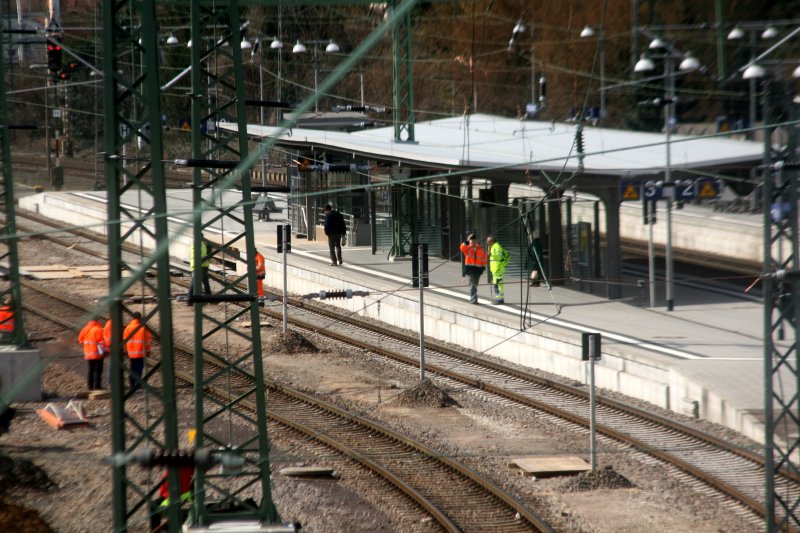 Zu sehen sind Umbauarbeiten am Bahnhof Neckargemnd. Am linken Gleis entsteht ein neuer Bahnsteig. Darunter wird eine neue Unterfhrung gebaut. Bild aufgenommen am 19.03.09.