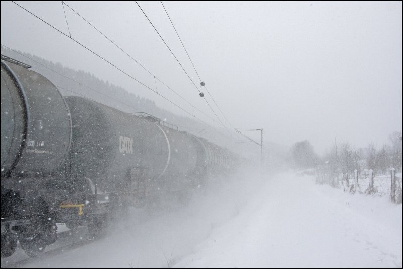 Zu den Sommerlichen Temperaturen draussen, spendiere ich mal eine Erfrischung;-) Ein Kesselwagenzug f�hrt am 26.03.2008 bei Benolpe die Steigung hinab Richtung Hagen.
