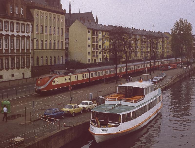 Zu einer Sonderfahrt auf der Hafenbahn in Frankfurt a.M. fand sich ein VT 11 ein