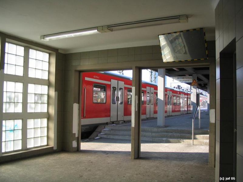 Zu spät! -

Die S-Bahn fährt soeben weg! 

Nordbahnhof Stuttgart, 29.01.2005 (J)