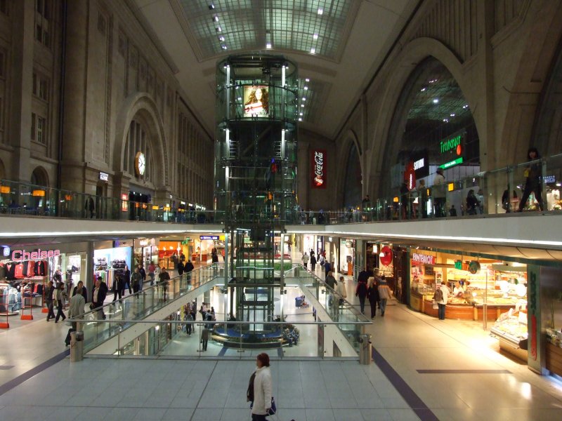 Zu sp�ter Stund':
Letztes Einkaufen im Hbf zu Leipzig kurz vor 8.
Blickrchtung West.
Leipzig, der 30.9.08
