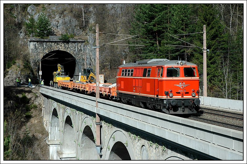Zu unserer berraschung war am 10.4.2008 2143.35 (die einzige 2143 mit Altlack) am Semmering mit einem Bauzug unterwegs. Hier steht der Zug gerade auf dem 87 Meter langen Krausel-Klause-Viadukt kurz vor Breitenstein.