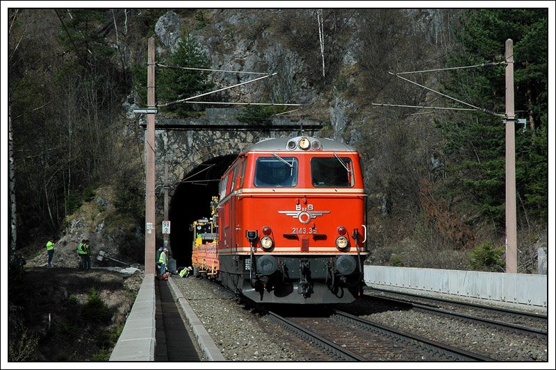 Zu unserer �berraschung war am 10.4.2008 2143.35 (die einzige 2143 mit Altlack) am Semmering mit einem Bauzug unterwegs. Hier steht der Zug gerade auf dem 87 Meter langen Krausel-Klause-Viadukt kurz vor Breitenstein.
