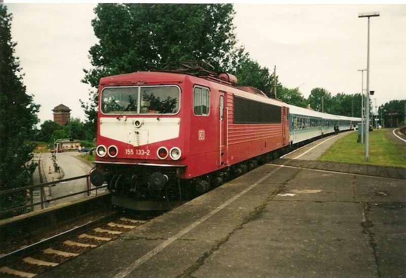 Zu den wenigen Schnellzgen die 1999 in Stralsund Rgendamm hielten war der Interregio Malm-Berlin der auf dem Bild mit der 155 133 bespannt ist.Der Halt wurde auch zum Wechsel fr das Zugpersonal genutzt.