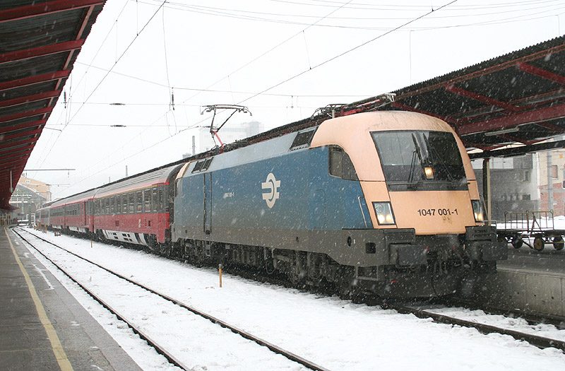 Zu der Zeit als die 1047 noch planmig Salzburg mit den IC´s anfuhren, entstand das Bild der 1047 001 vor dem IC643 am Bahnsteig in Salzburg kurz vor der Abfahrt nach Wien.