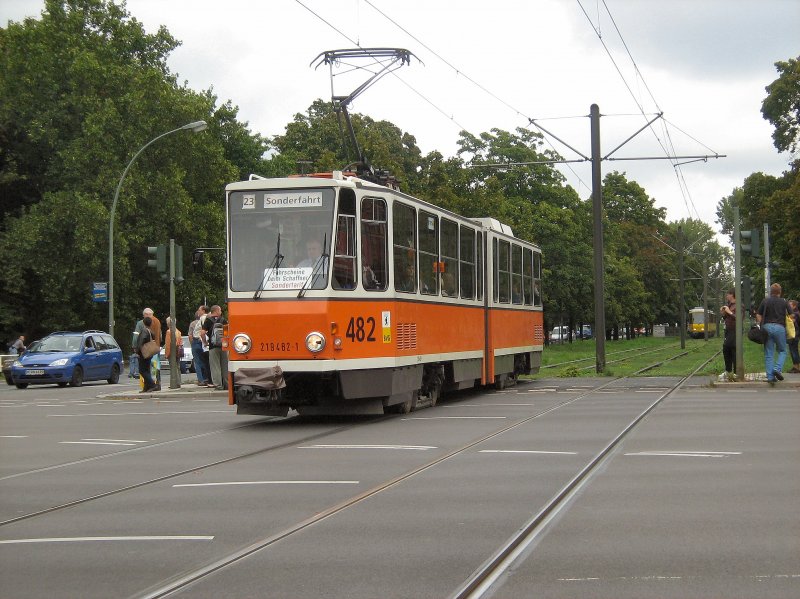 Zubringerverkehr mit TATRA- KT4D zum Tag der offenen T�r der BVG am 7.9.2008, hier an der Kreuzung Seestrasse/M�llerstrasse