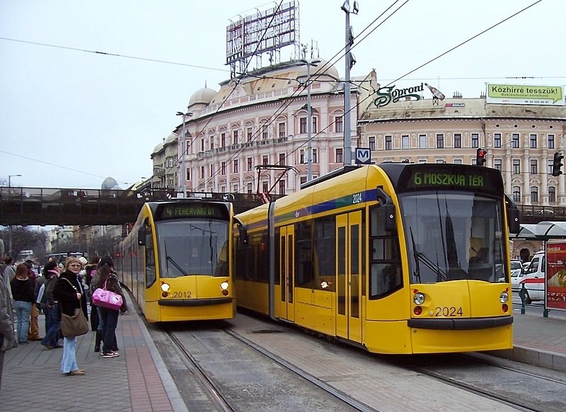 Zge 2012 Linie 4 und 2024 Linie 6, BR Combino Supra Budapest NF12B,
am 19.01.2007 vor dem Bahnhof Budapest-Nyugati.