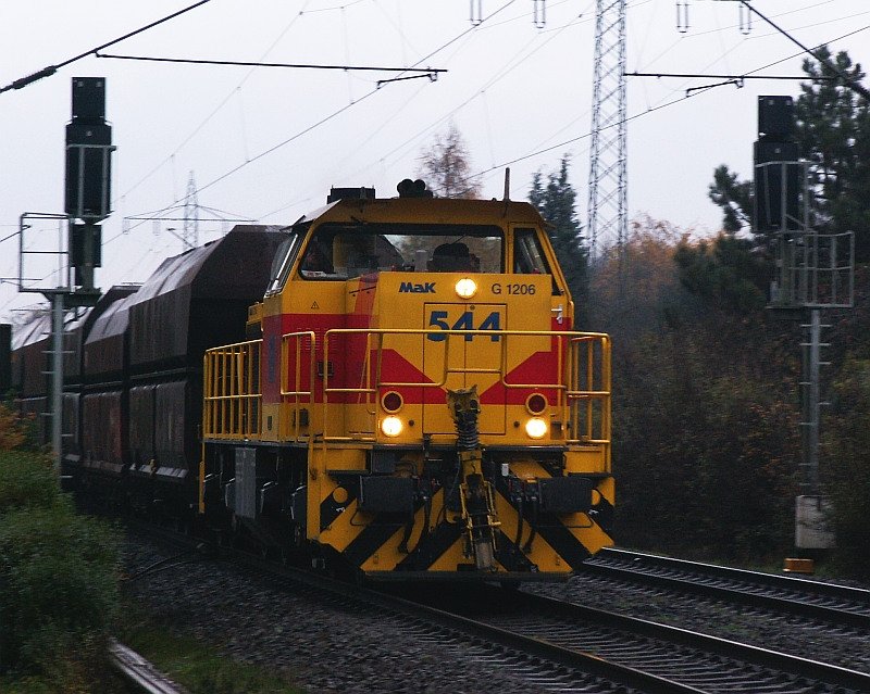 Zge fahren auch bei schlechtem Wetter. Dieser Lokomotive zieht einen Gterzug bei Nieselregen durch Ratingen. Das Foto stammt vom 05.11.2007