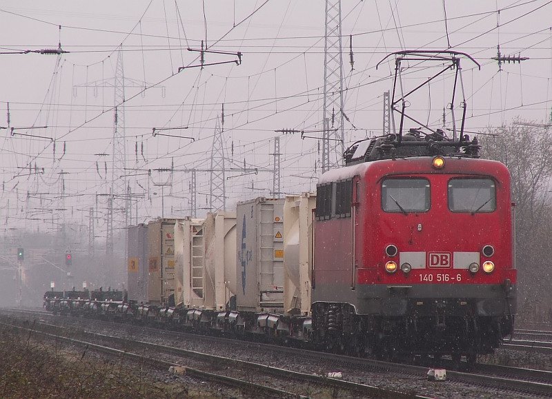 Zge fahren auch bei schlechtem Wetter...diese 140er zieht einen gemischten Gterzug in Richtung Dsseldorf. Das Foto stammt vom 26.03.2008 
