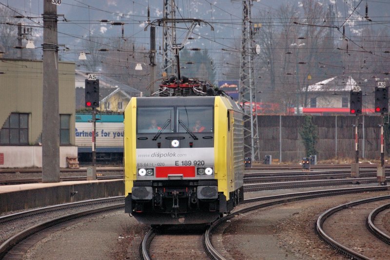Zgig, zgig kam ES 64 F4-020 nach ca 5 Minuten auf einem anderen Gleis wieder  um die Ecke geschossen . Man sieht deutlich wie die kurveninneren Rder entlastet sind. (Kufstein, 02.12.2008).