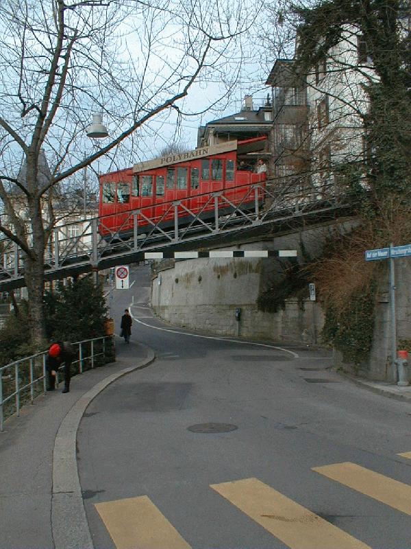 Zrcher Verkehrsverbund (ZVV)Standseilbahn zum Polytechnikum (Polybahn)1888,im Dezember 2001,Querung einer Nebenstrasse