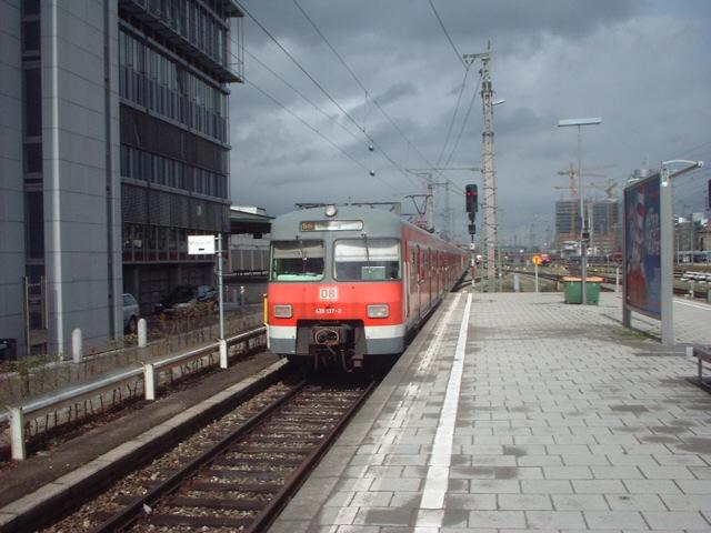 Zuerst abgestellt in Holzkirchen, am 05.04.04 wieder im Einsatz auf der S8 und im August schon dreht 420 137 seine Runden in NRW.