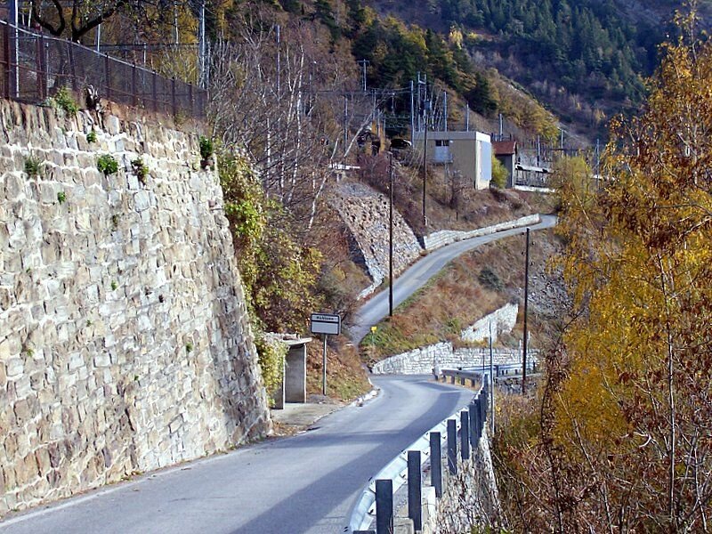 Zuerst gehts mal bergab, dann zweigt von der Strae ein Fupfad links ab und man darf wieder bis zur Bahnstrecke hinauf, aufgenommen am 08.11.2006.
