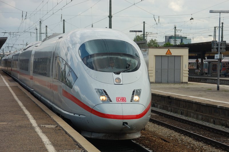 Zuerst kurz gestutzt... da kam doch glatt ein ICE 3 auf Gleis 8 in Mnchen-Pasing entgegengesetzt der normalen Fahrtrichtung, obwohl das sonst genutzte 9er frei war. (Die Zugfhrerin tippte auf ein Weichenproblem, war nicht informiert).