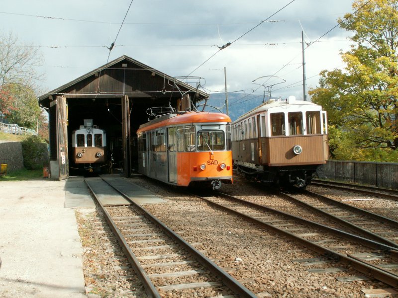 Zufllige Parade aller drei im Regelverkehr eingesetzten 4-achsigen Triebwagen.Die beiden 2 achser (hier nicht im Bild)werden
nur noch sporadisch eingesetzt.Es soll neues Rollmaterial (Stadler Rail!?) beschafft werden.Oberbozen 17.10.07


