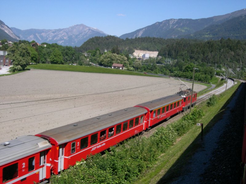Zufall war diese Zugberholung am 11.06.2006 kurz vor Reichenau. Der Zug hier kommt aus Disentis, whrend wir aus dem Zug von St. Moritz heraus fotografieren knnen.