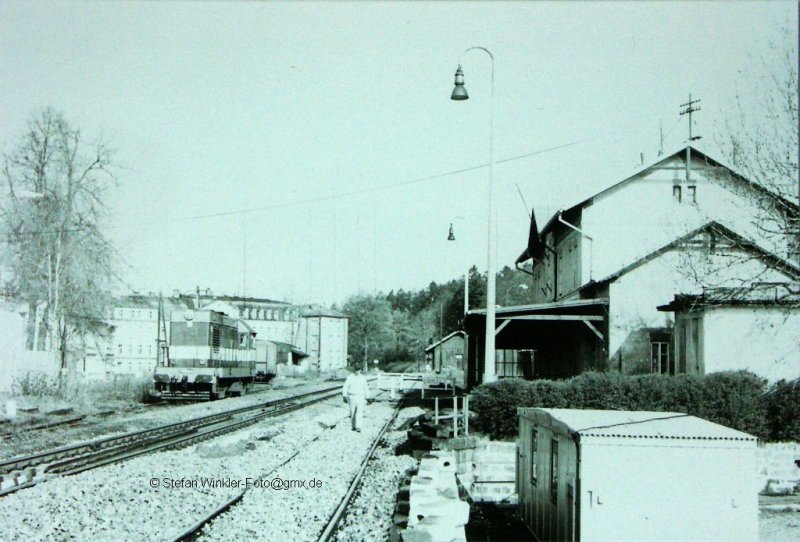 Zufallstreffer anfang der 90er Jahre. Im Bahnhof As Mesto (Stadtbahnhof) steht ein Hektor T435.0046 wenn ich richtig entziffert habe, dort offenbar im Az-Einsatz. Hinter der Lok ist noch ein Gleis in Richtung des ehem. Lokalbahn-Lokschuppens zu erkennen, ein Gterwagen steht dort. Das Gebude lugt hinten noch raus, es beherberg heute ein China-Restaurant... Die schnen Bogenlampen aus alter Zeit existieren auch nicht mehr inzwischen. Dafr wurde das Empfangsgebude in 2008 restauriert.

Wieder ein Motiv aus meiner Sammlung.