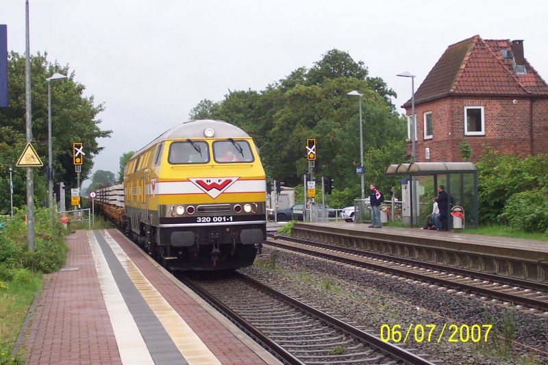 Zufallstreffer: Die V 320 001 der Firma Wiebe durchfhrt am 06.07.2007 mit einem Gleisschwellenzug den Bahnhof Otterndorf in Richtung Cuxhaven.
