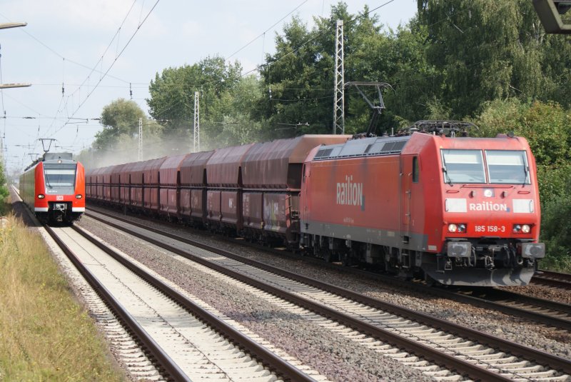 Zufallstreffer:185 158-3 beim zustauben der S 424 511-4,die beiden kamen mir kurz vor dem S-Bahnhof Dedensen/Gmmer vor die Linse.