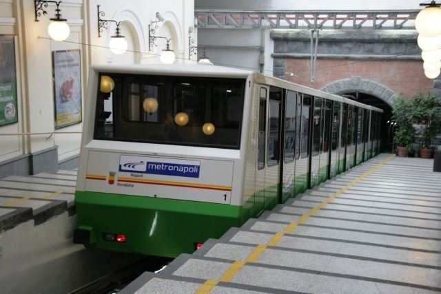 Zug 1 der Funicolare Centrale in der Station Piazza Fuga in Napoli; 01.03.2008