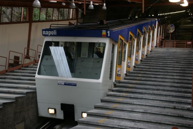 Zug 1 der Funicolare Chiaia in der Station Corso Vittorio Emanuele II in Napoli; 23.03.2008