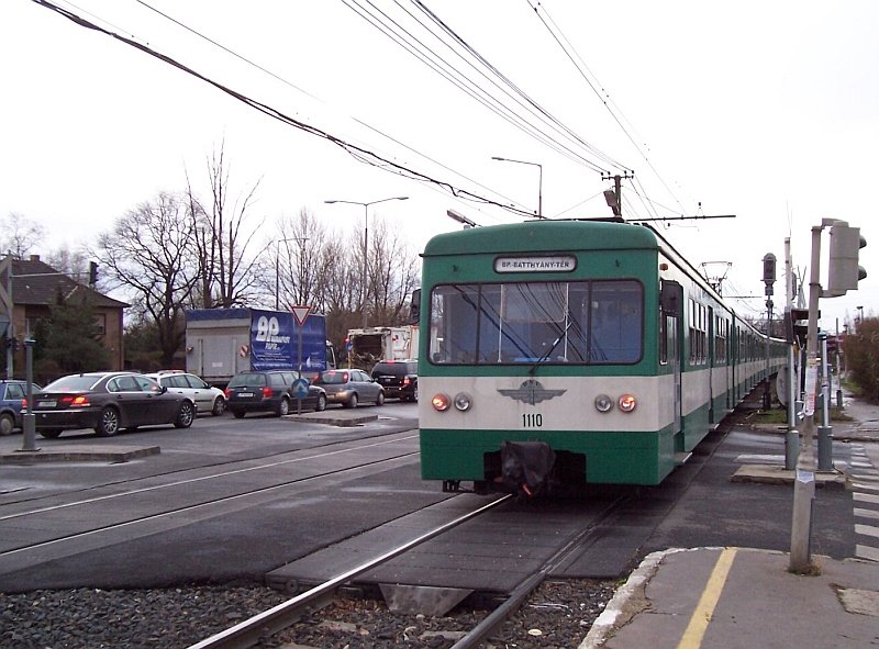 Zug 1110 berquert den Bahnbergang hinter der Haltestelle Budapest-Aquincum am 19.01.2007, in den Aussenbezirken gibt es bei der HEV relativ viel schienengleiche bergnge.