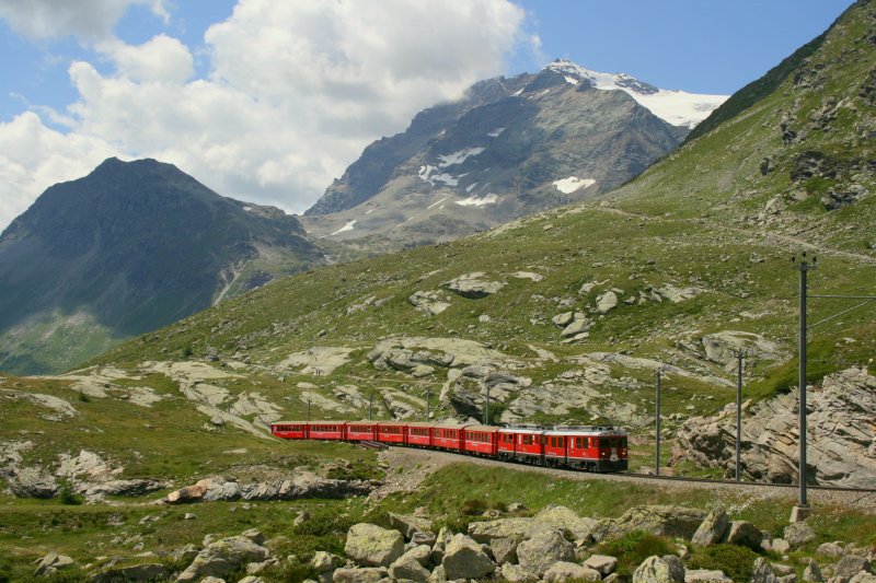 Zug 1646 erklimmt am 31.7.2008 mit TW 52 und 54 die letzten Meter vor dem Lago Bianco. 