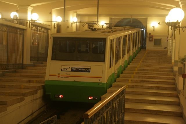 Zug 2 der Funicolare Centrale in der Station Via Toledo in Napoli; 01.03.2008
