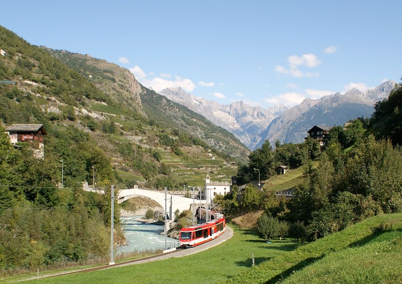 Zug 229 auf der Fahrt nach Zermatt bei Neubrck.
(26.09.2008)