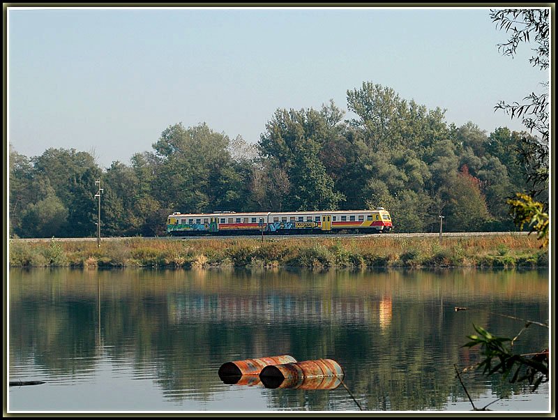 Zug 4107 verkehrt nur an Schultagen zwischen Muska Sobota und Ljutomer mesto. Aufgenommen am 12.10.2006 an einem aufgelassenen Schotterteich (dt. Baggersee) kurz vor Muska Sobota.