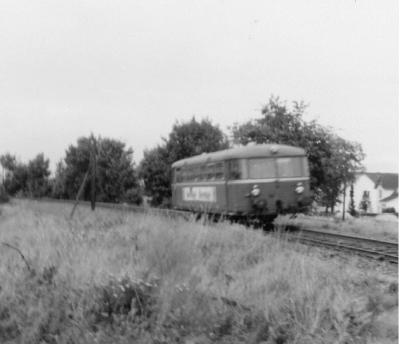 Zug 450 in der weit geschwungenen Kurve von Ulzburg in Richtung Alvesloe. 