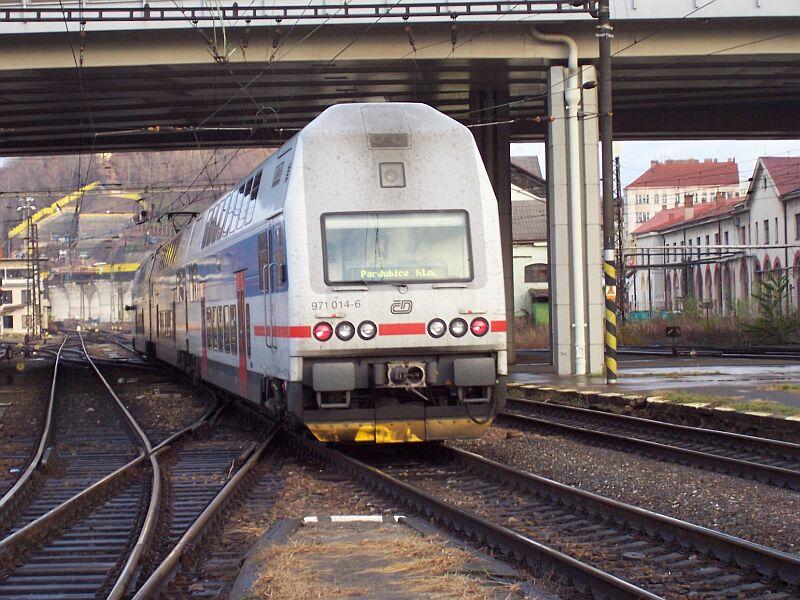 Zug 471 015 / 071 014 / 971 014 nach Pardubice verl��t am 15.11.2005 den Bahnhof Praha Masarykovo Nadrazi, diese neuen Z�ge werden bei den Firmen CKD Vagonka a.s. und Skoda hergestellt.