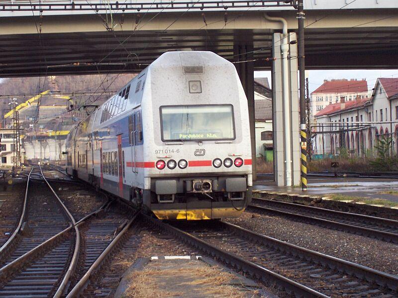 Zug 471 015 / 071 014 / 971 014 nach Pardubice verlt am 15.11.2005 den Bahnhof Praha Masarykovo Nadrazi, diese neuen Zge werden bei den Firmen CKD Vagonka a.s. und Skoda hergestellt.