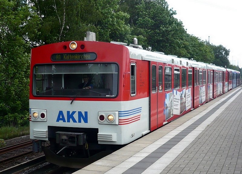 Zug 54 Line A1 Hamburg Hbf.- Kaltenkirchen fhrt am 19.05.2008 in die Station Eidelstedt ein, bis hierher benutzen die Dieseltriebzge die Gleise der Hamburger S-Bahn, die Stromschiene ist links unten sichtbar, und zweigt nach der Station auf eigene Gleise ab.