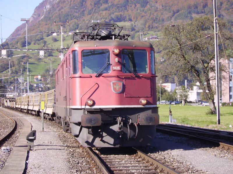 Zug 54625, schon versptet, wartet in Sargans die  Vorbeilassung  der schnelleren IR/IC ab. Ae 6/6 11426 geniesst die wrmenden Sonnenstrahlen an der Spitze des Zuges.
16.10.07