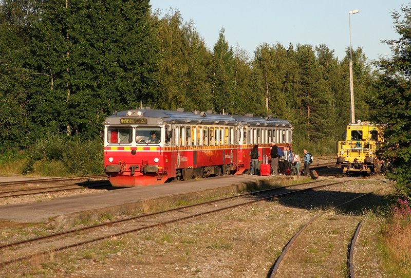 Zug 62420 der schwedischen Inlandsbahn erreicht am Abend des 02.08.08 nach etwa 12-stndiger Fahrt Jokkmokk. Hier am nrdlichen Polarkreis steigen nur eine handvoll Reisende in den Zug. Nach kurzem Aufenthalt wird der Zug (bestehend aus zwei Triebwagen der Baureihe Y1) seine noch etwa 2-stndige Fahrt nach Gllivare fortsetzen.