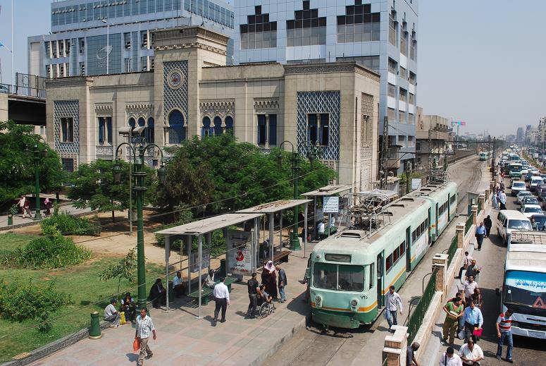 Zug 725 der Straenbahn in Kairo wartet am 16.09.09 am Endhaltepunkt  Ramses Station  auf neue Fahrgste. Bei dem schnen Bauwerk daneben handelt es sich brigens nicht um die gleichnahmige Eisenbahnstation, sondern um ein danebenliegendes Verwaltungsgebude.