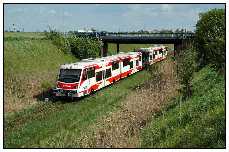 Zug 79325 von Leszno nach Zbaszynek kurz vor Wolsztyn am 3.5.2008. Diese Triebwagen der Baureihe SA 108 werden seit 2003 von ZNTK in Poznań gebaut.
