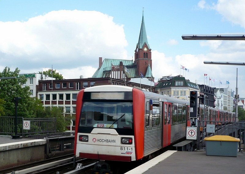 Zug 811 U3 nach Berliner Tor am 19.05.2008 in Landungsbrcken