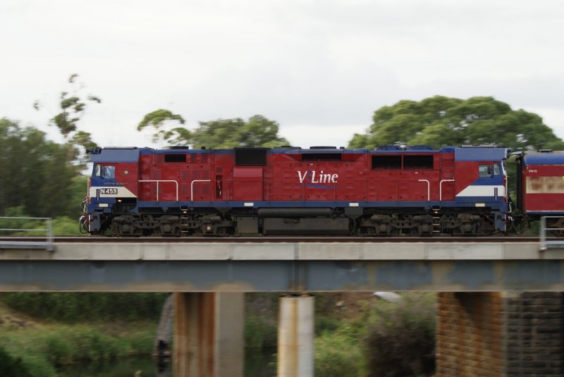 Zug 8209 passiert die Brcke von Gellong her kommend kurz vor Little River