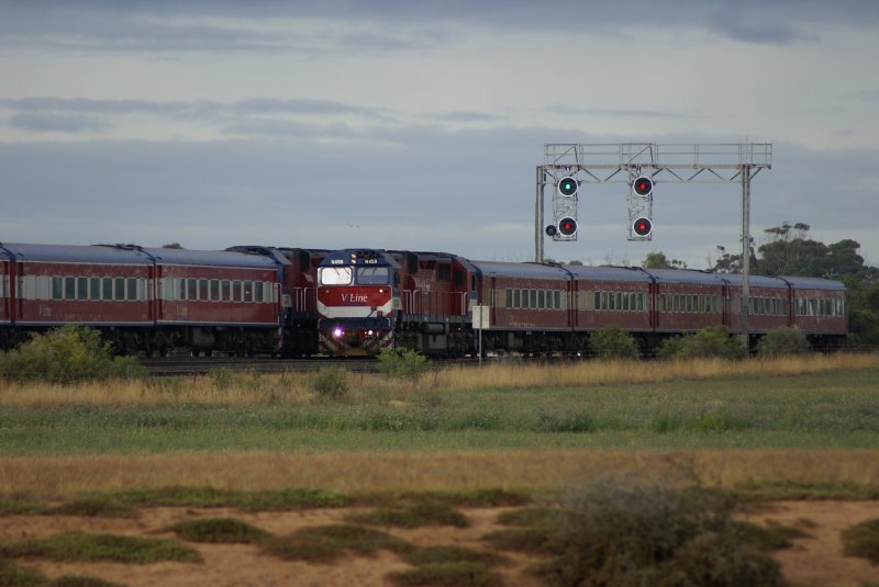 Zug 8226 Melbourne - Gellong trifft auf den verspteten Gegenzug 8209 Gellong - Melbourne kurz vor Little River