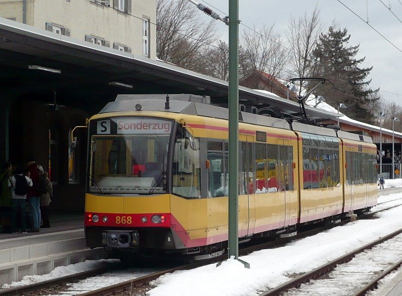 Zug 868 ist eben als Eilzug S31 von Karlsruhe kommend am 27.03.2008 in Freudenstadt Hbf. angekommen, die Zielanzeige ist schon umgestellt.