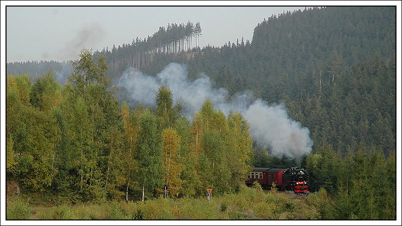 Zug 8903 von Wernigerode nach Eisfelder Talmhle am 10.10.2007 nchst Drei Annen aufgenommen. Bespannt wurde dieser Zug von 99 222. Anzumerken sei vielleicht hier, dass der Zug vom Brocken nach Eisfelder Talmhle die gleiche Zugnummer hat, die Maschine, die den Zug auf dem Foto zeigt, aber in weiterer Folge den Zug auf den Brocken weiter bespannt.