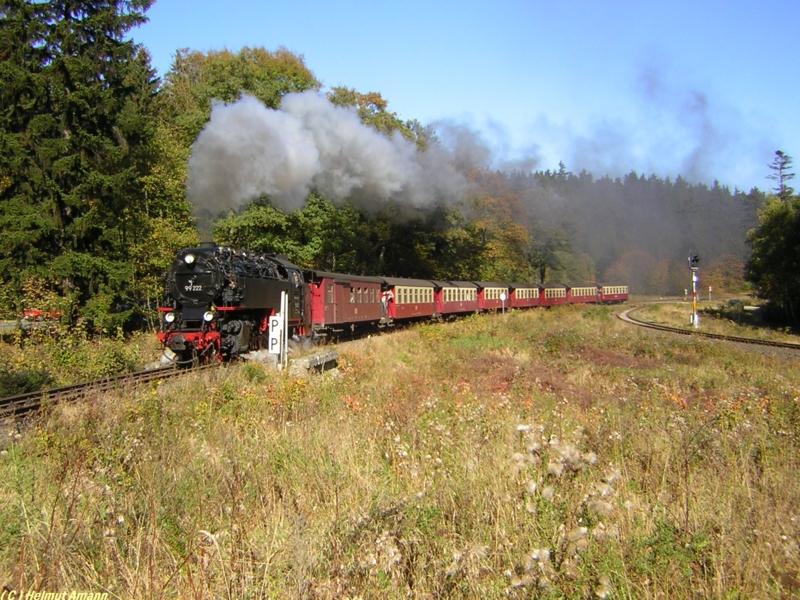 Zug 8903 zum Brocken mit 99 222 als Zuglok am 16.10.2005 
bei der Ausfahrt aus Drei Annen Hohne.





 