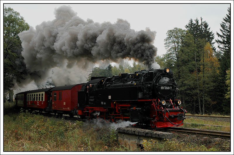 Zug 8925 von Wernigerode auf den Brocken am 9.10.2007 bei der Ausfahrt aus Drei Annen Hohne. Da an dem Tag bewlkt war, war auch von dieser Seite ein Foto mglich.