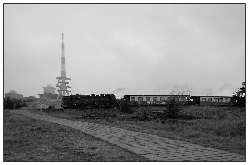Zug 8929 verlsst am 10.10.2007 den Brocken Richtung Drei Annen Hohne. Typisches Brockenwetter wie ich drauf gekommen bin, und die Stimmung hat irgendwie zu einer kleinen Farb-SW Spielerei eingeladen.