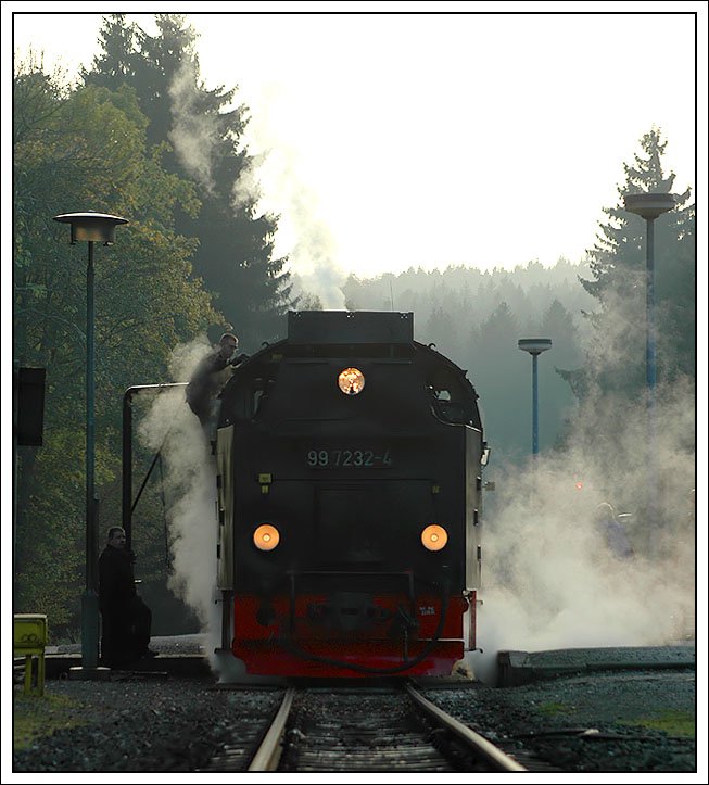 Zug 8936 (Brocken-Wernigerode) am 10.10.2007 beim Halt in Drei Annen Hohne. In Drei Annen Hohne mssen die Dampflokomotiven immer Wasser fassen.